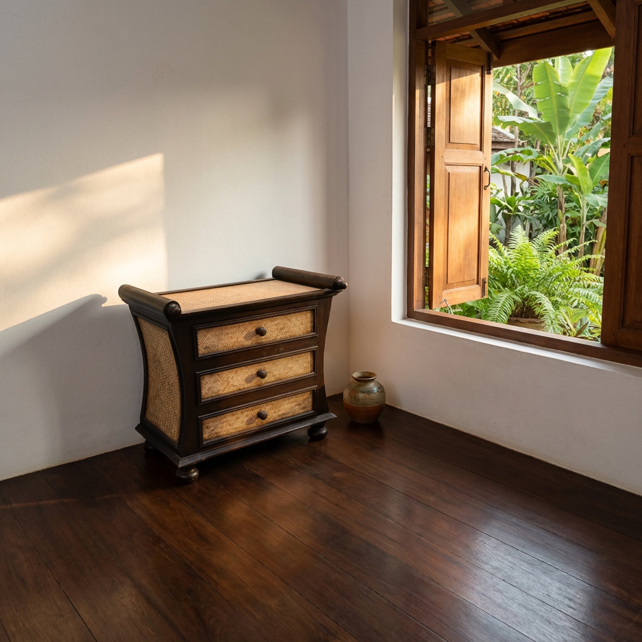 3-Schubladen-Kommode aus massivem thailändischem Hartholz und geflochtenem Bambus mit geschwungenen Akzenten