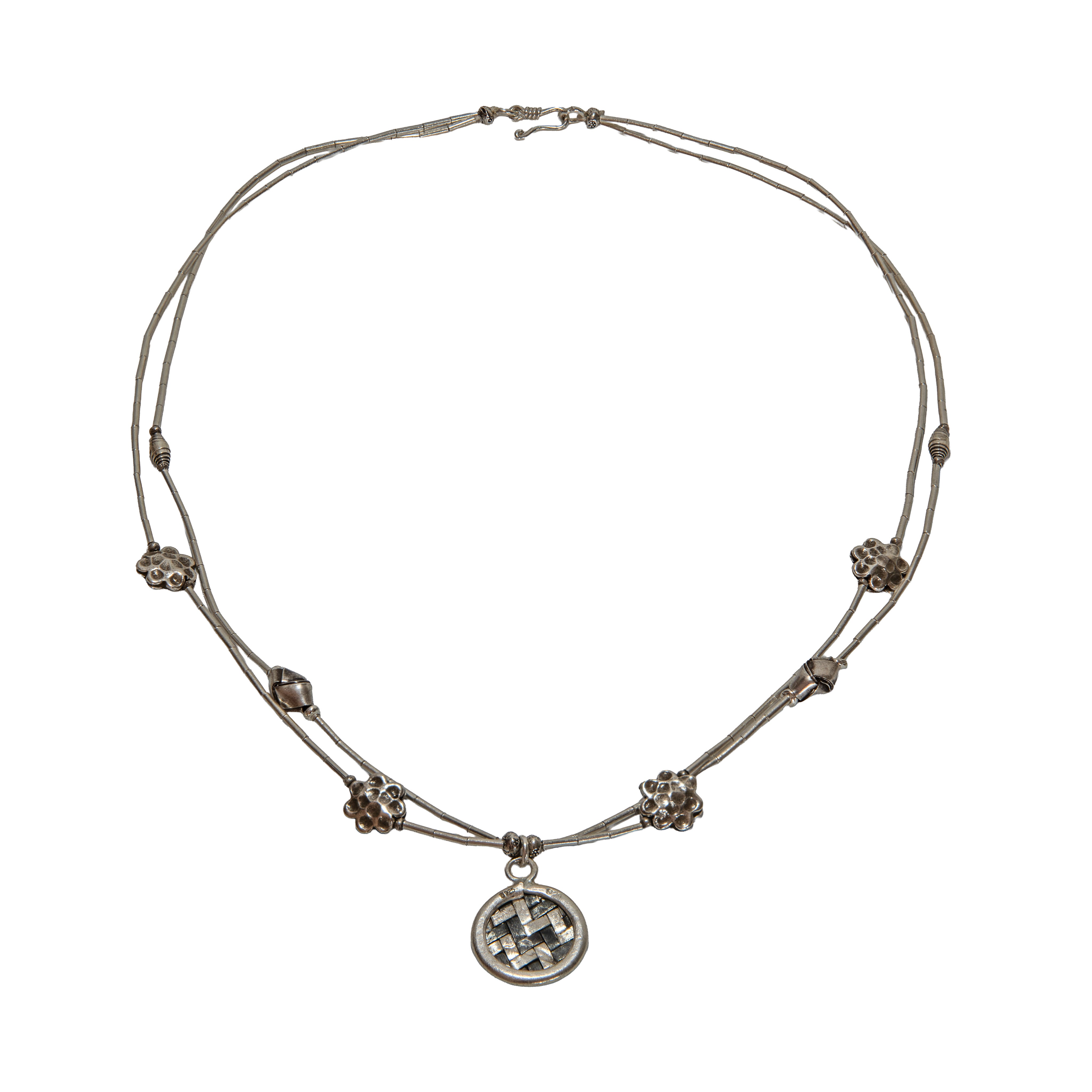 Mehrsträngige Halskette aus 98 % feinem Silber der Karen-Bergvölker mit Bambus-Anhänger in Korbform und Blütenarrangements, handgefertigter Schmuck