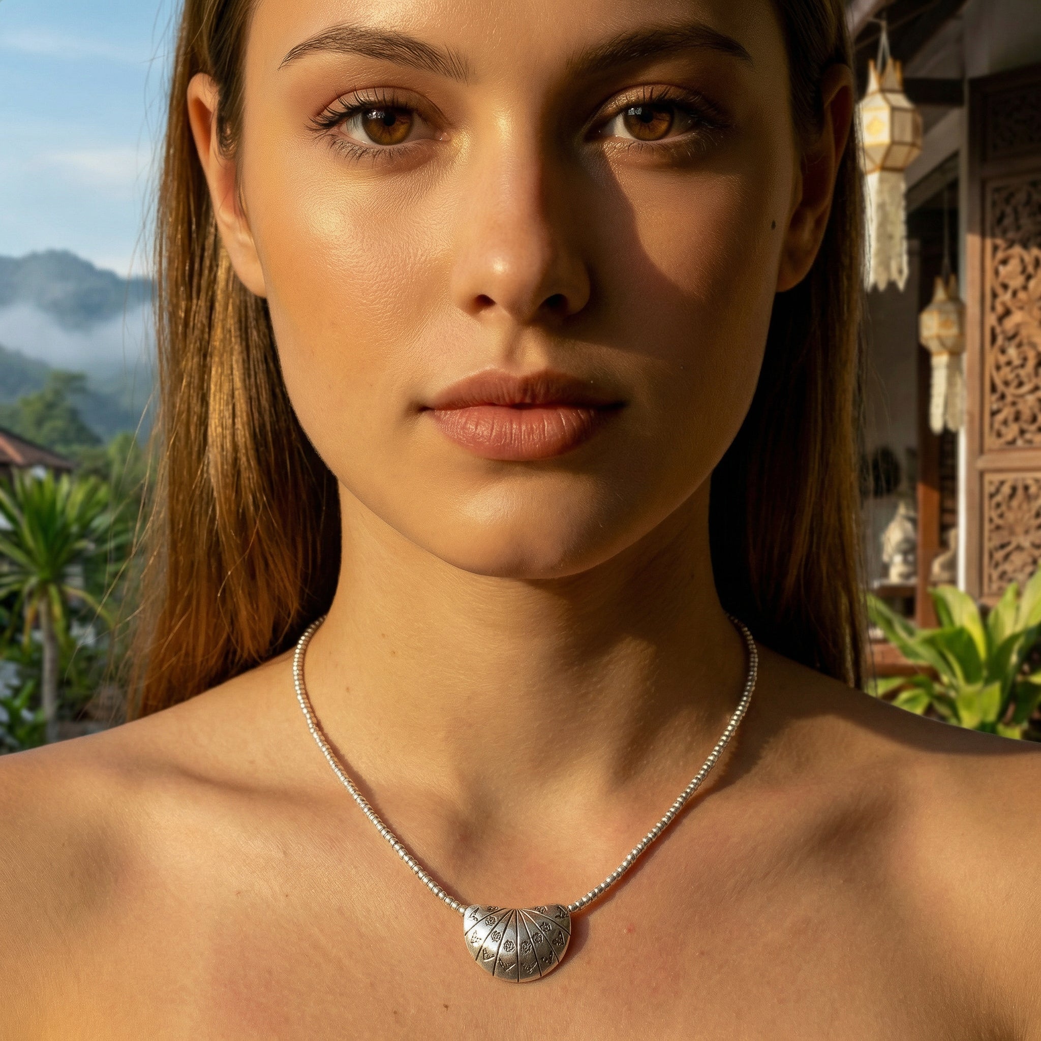 Halskette aus 98 % feinem Silber der Karen Hill Tribe mit einem halbmondförmigen Anhänger aus Jakobsmuschel, handgefertigter Schmuck