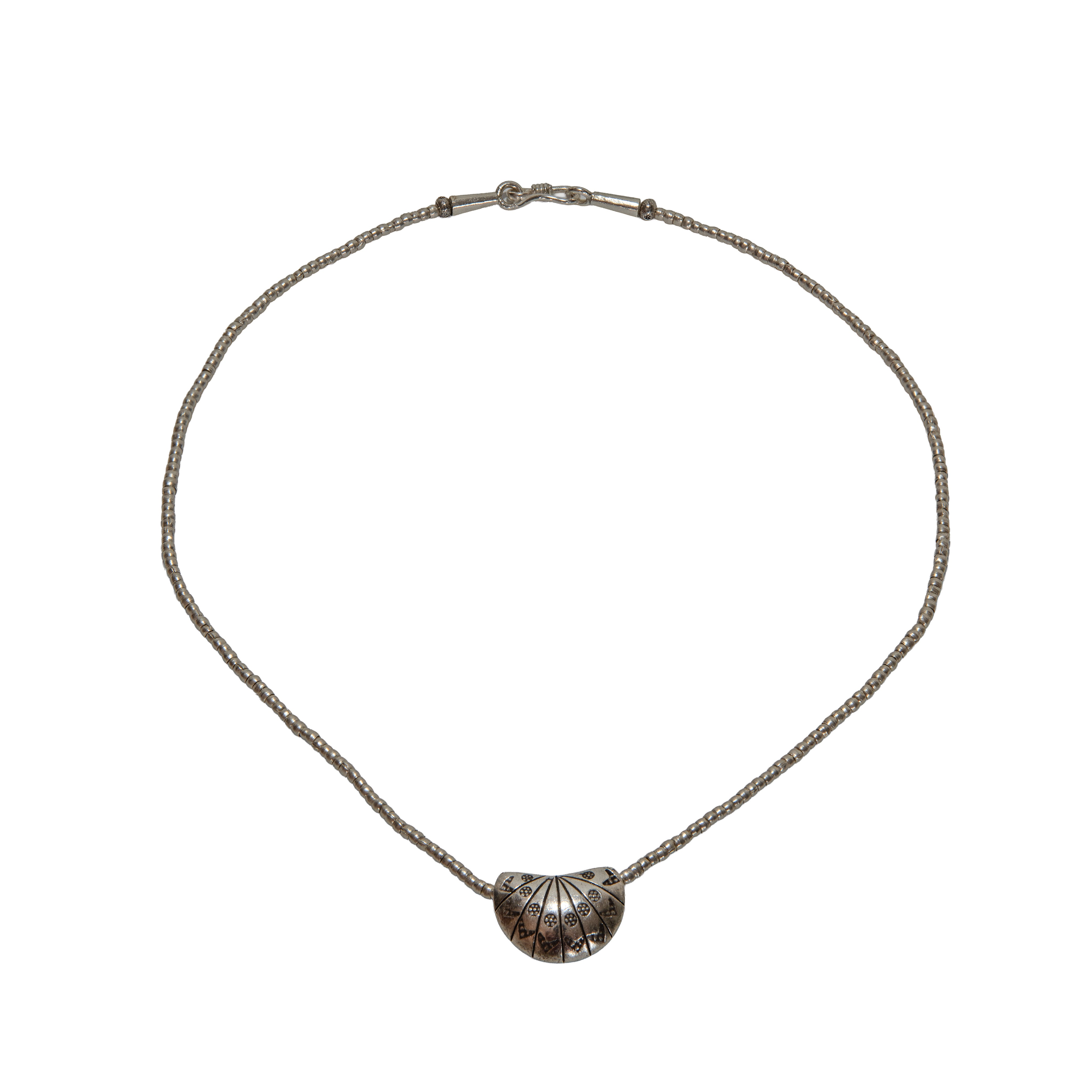 Halskette aus 98 % feinem Silber der Karen Hill Tribe mit einem halbmondförmigen Anhänger aus Jakobsmuschel, handgefertigter Schmuck