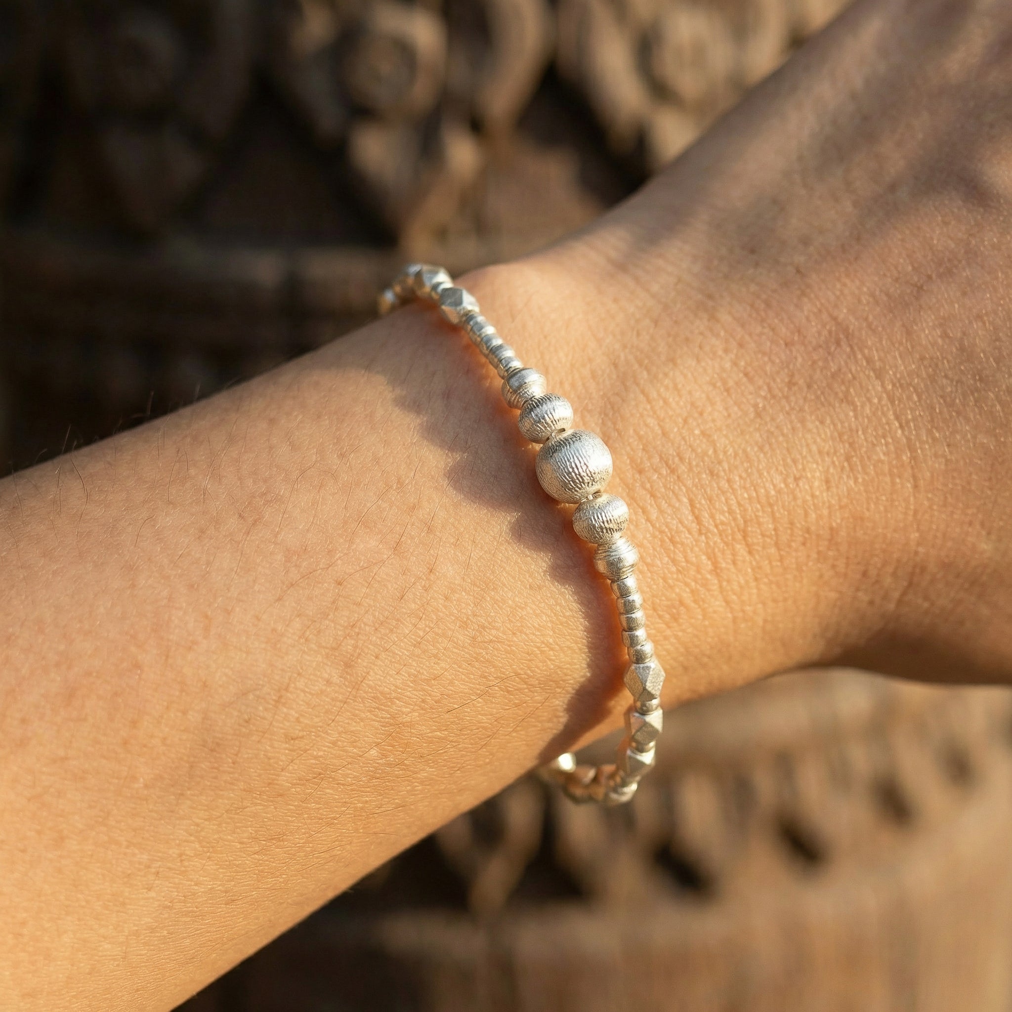 Bracelet perles en argent fin 98 % de la tribu Karen Hill - Perles facettées et texturées, Bijoux artisanaux faits main