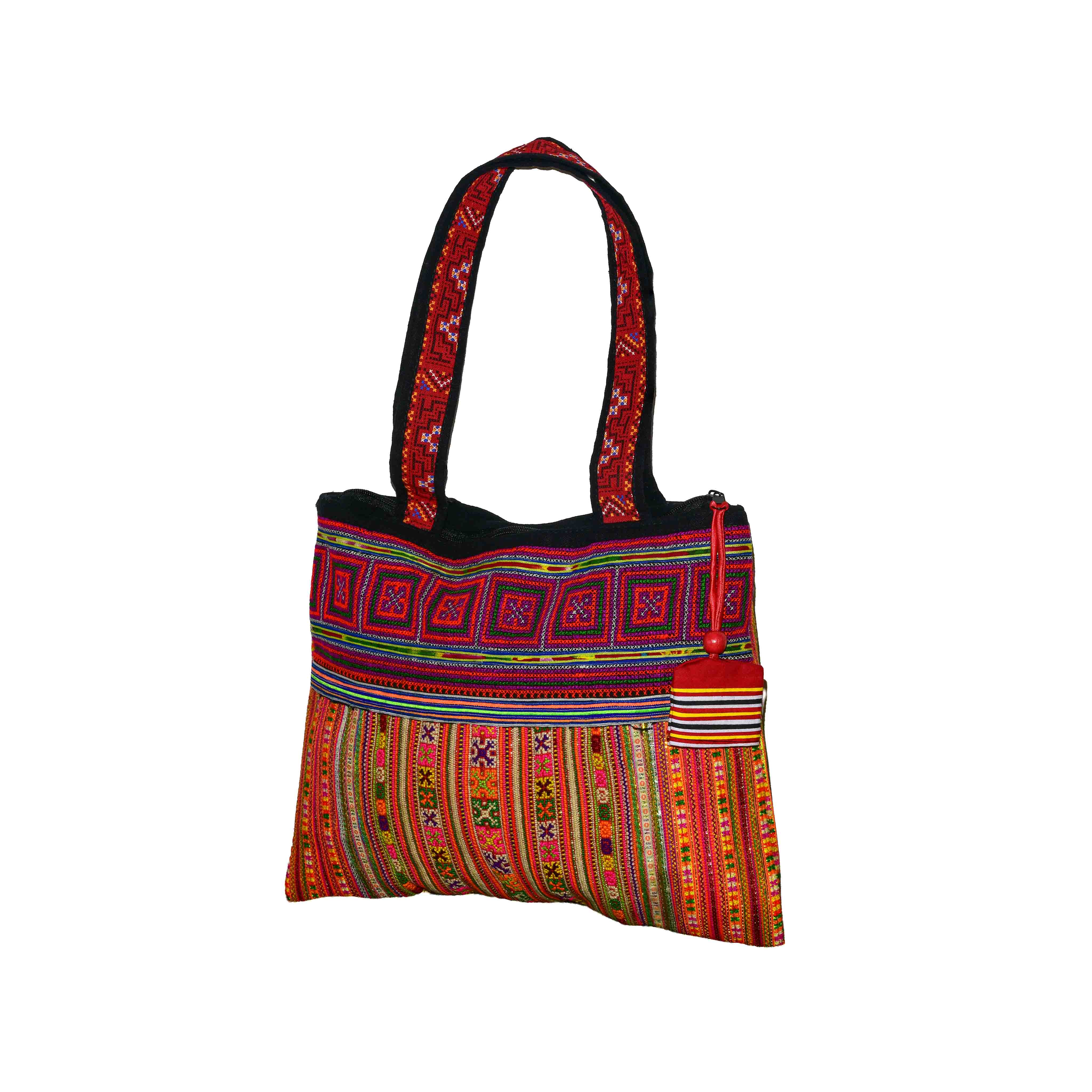 Sac bandoulière en tissu brodé à la main, motif tribu montagnarde et rayures horizontales