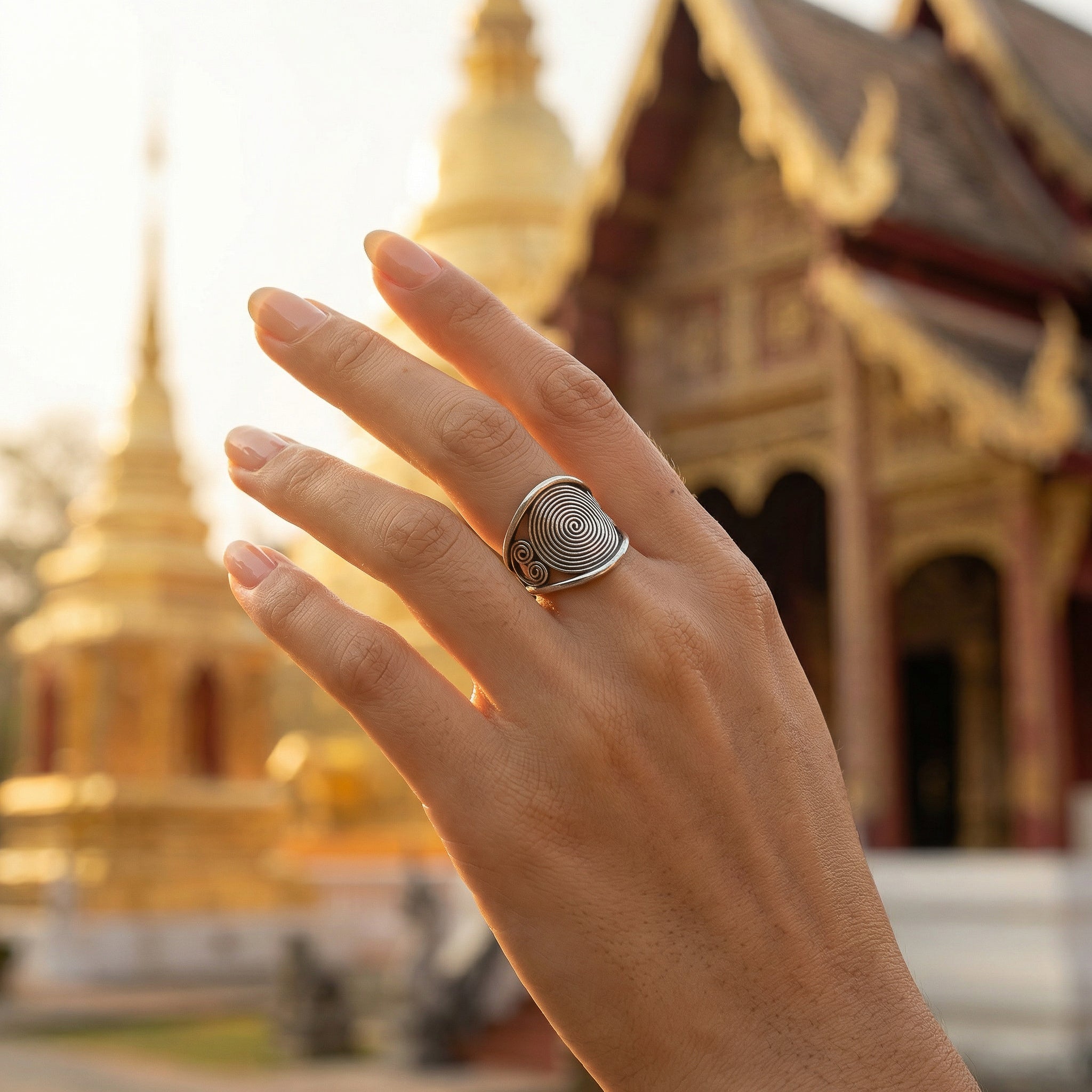 Ring aus 98 % feinem Silber der Karen Hill Tribe mit hypnotischem Spiralmuster, handgefertigter Schmuck