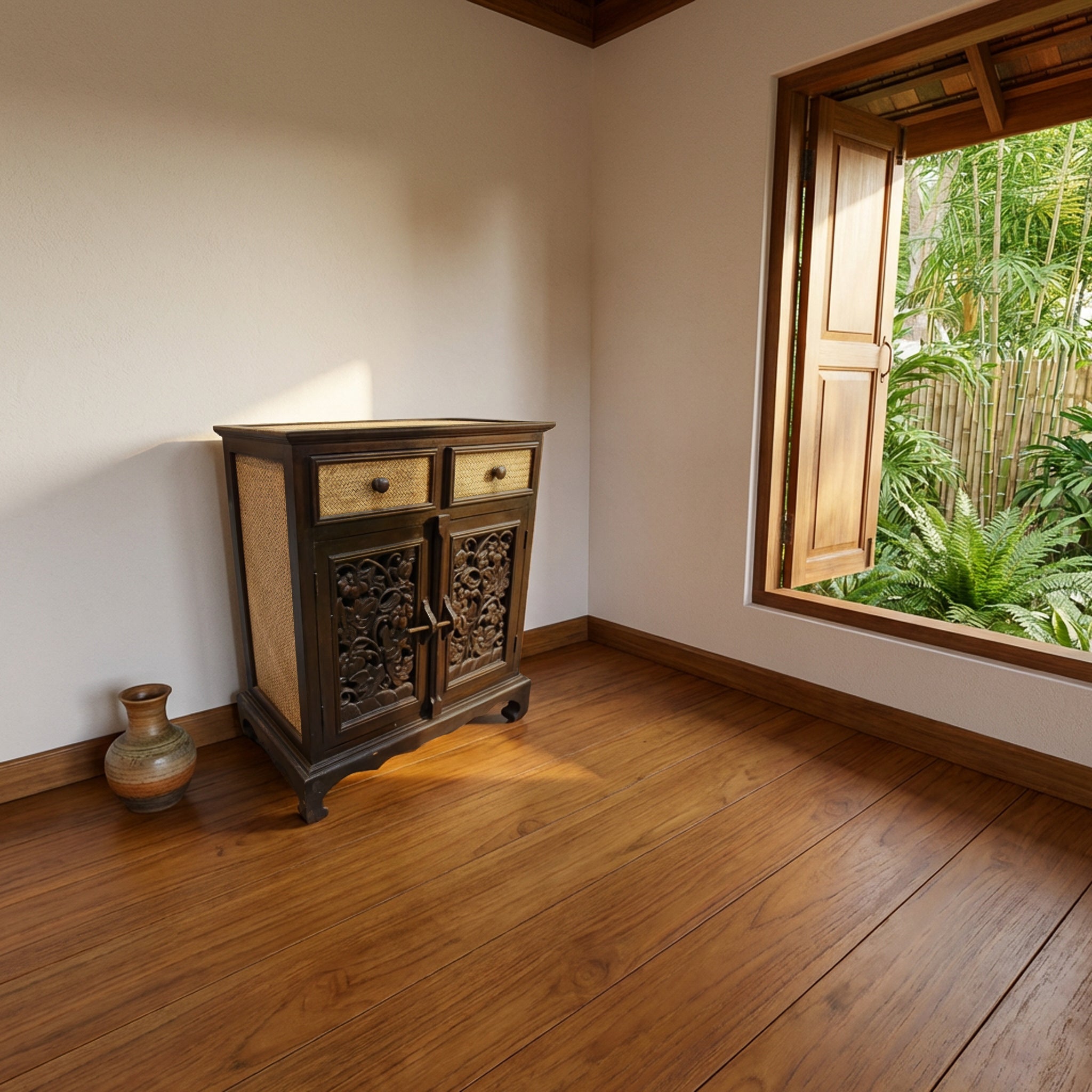 Schrank mit 2 Türen aus massivem thailändischem Hartholz mit aufwendigen floralen Schnitzereien und geflochtenem Bambus