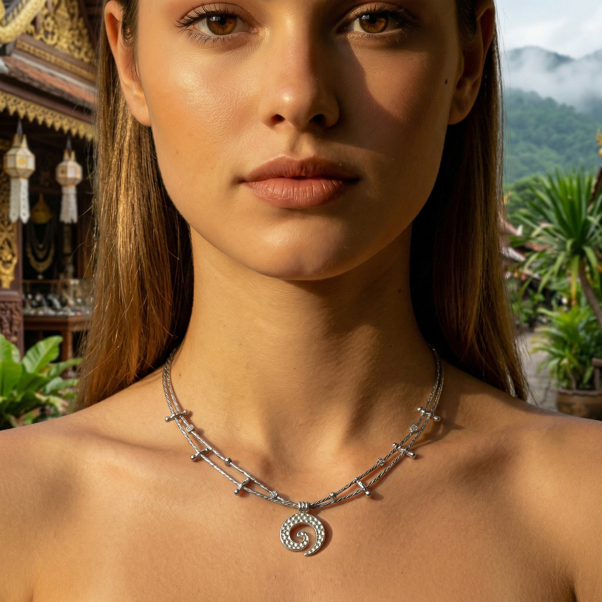 Halskette aus 98 % feinem Silber des Karen-Bergstammes mit mehrsträngigem, gedrehtem Draht und strukturiertem Spiralanhänger, handgefertigter Schmuck