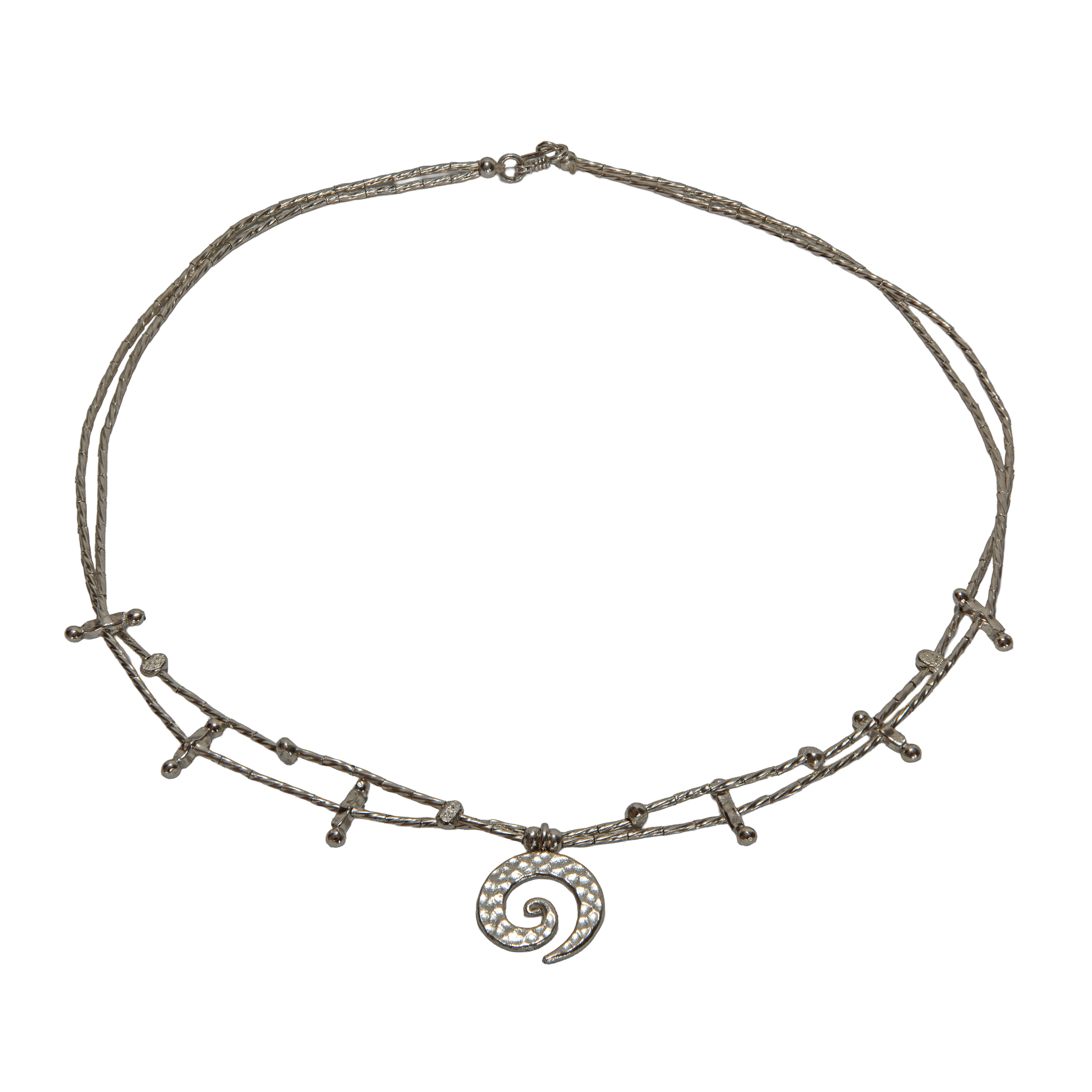 Halskette aus 98 % feinem Silber des Karen-Bergstammes mit mehrsträngigem, gedrehtem Draht und strukturiertem Spiralanhänger, handgefertigter Schmuck
