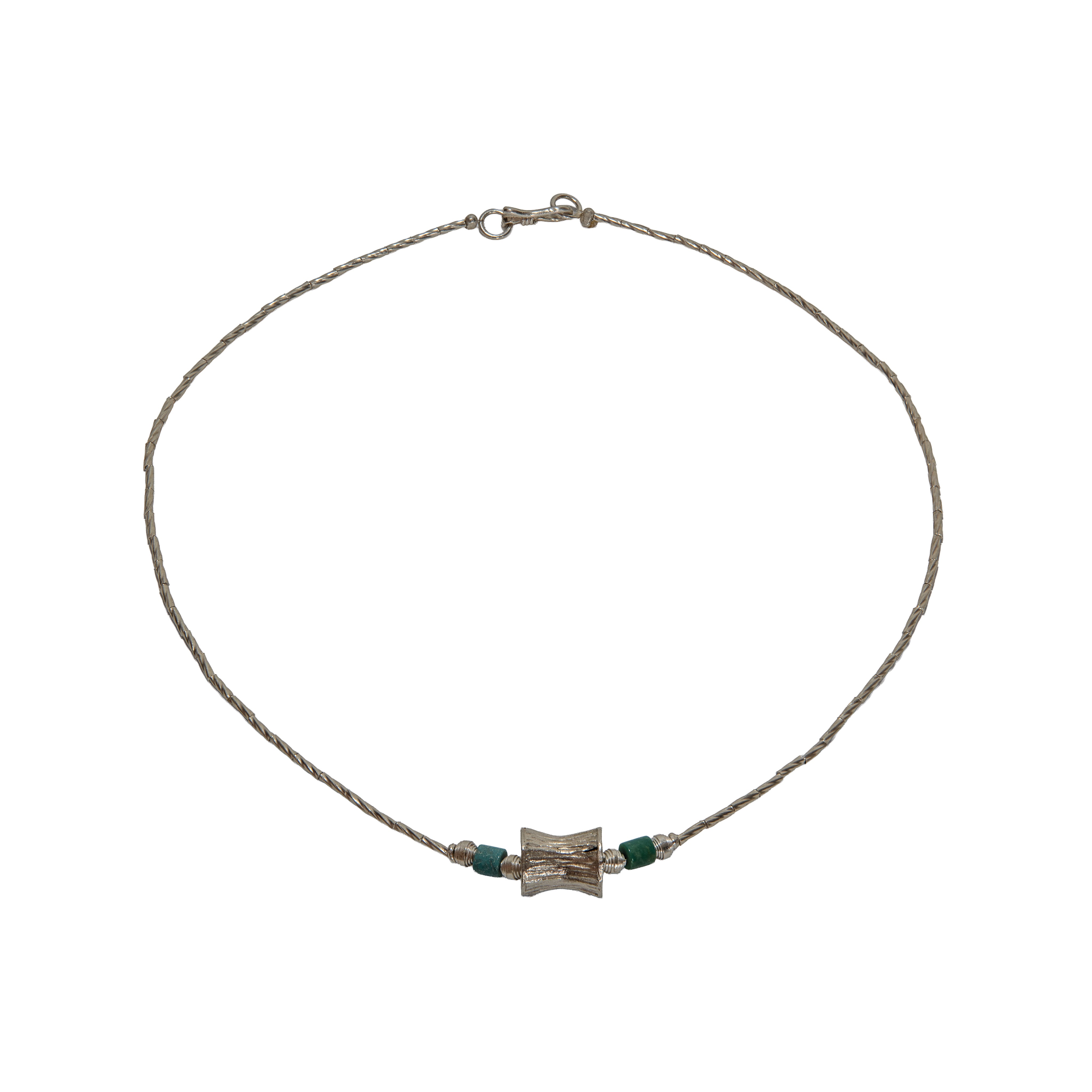Halskette aus gedrehtem Draht, gefertigt aus 98 % feinem Silber des Karen-Bergstammes, mit türkisfarbenen Perlen und einem zentralen Sanduhr-Anhänger, handgefertigter Schmuck