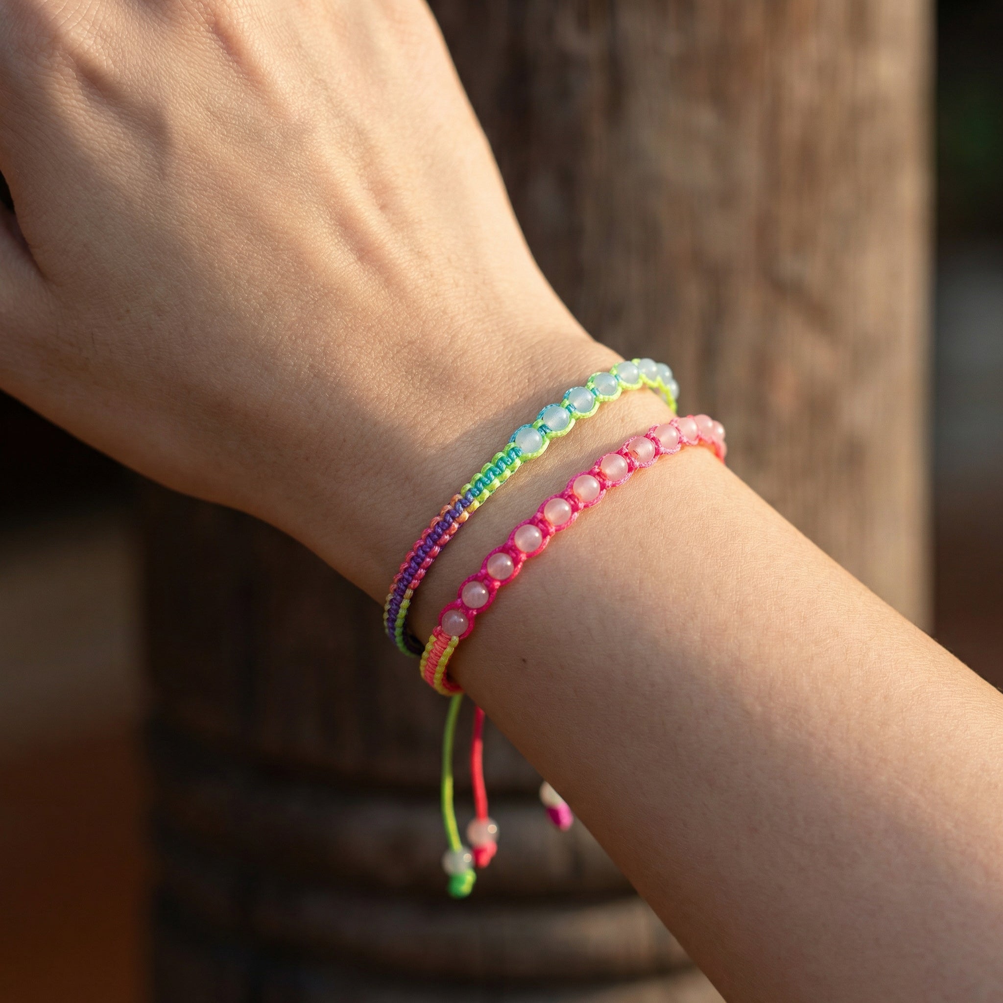 Bracelet néon ajustable avec perles de pierre de lune