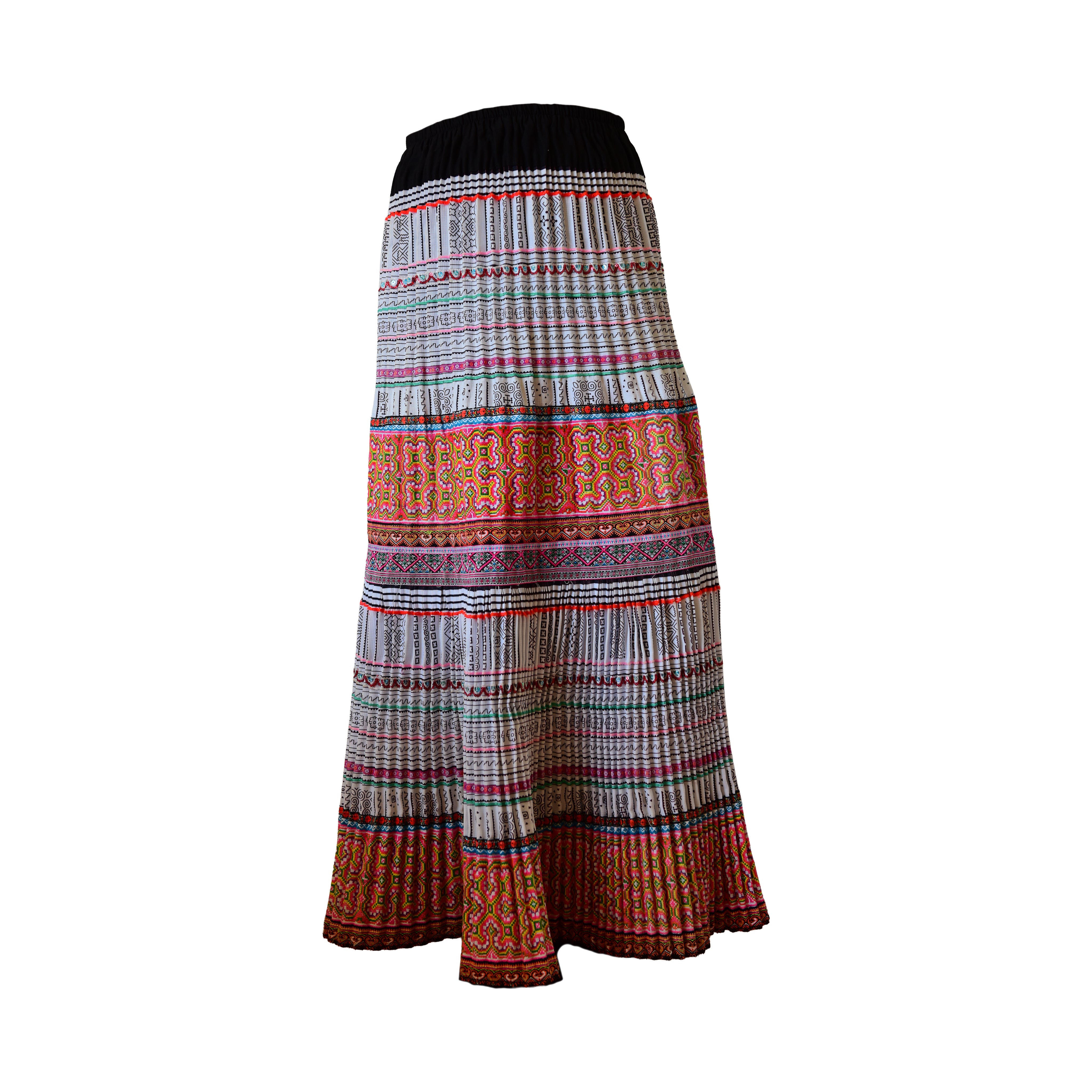 Jupe Hmong authentique à motifs géométriques colorés brodés.