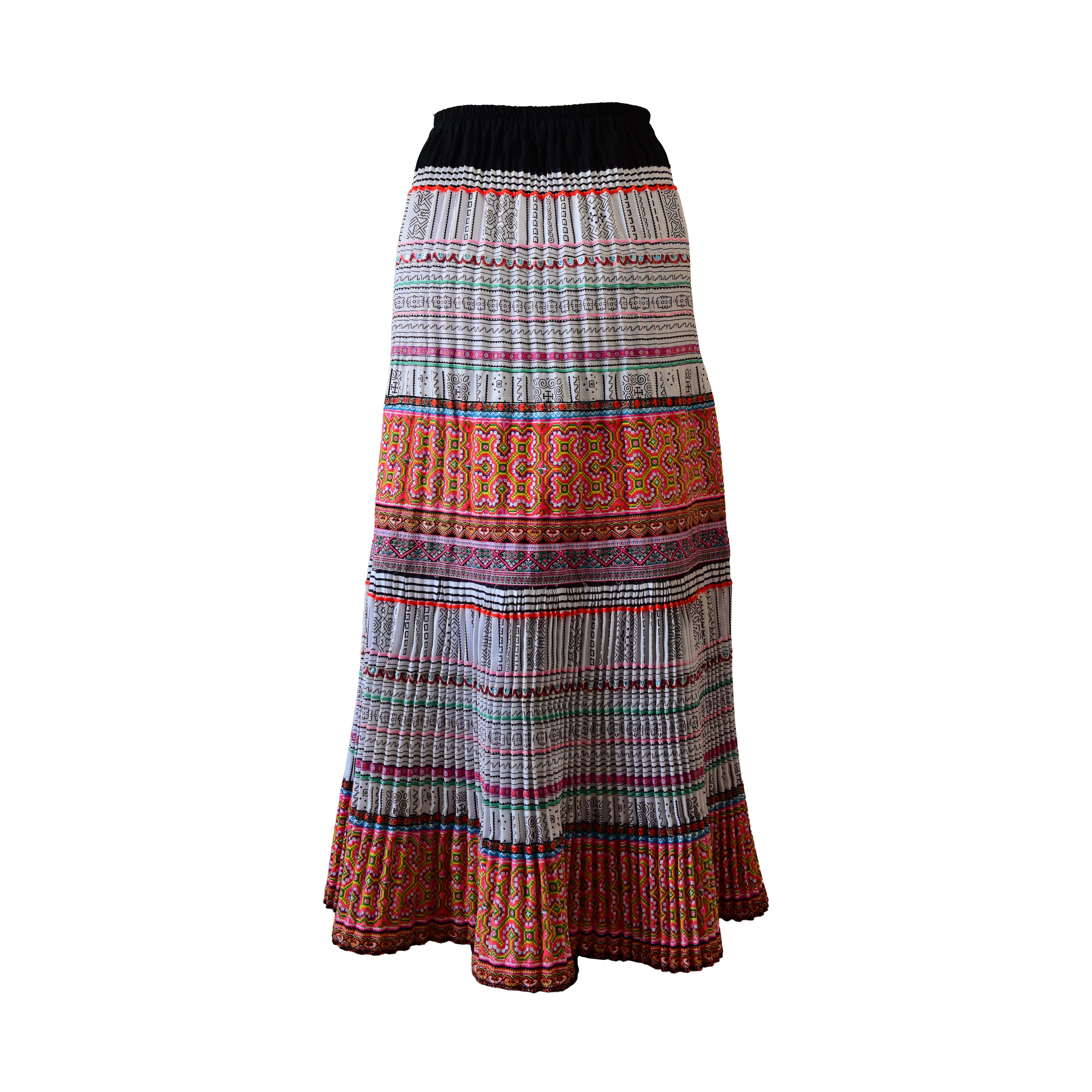 Jupe Hmong authentique à motifs géométriques colorés brodés.