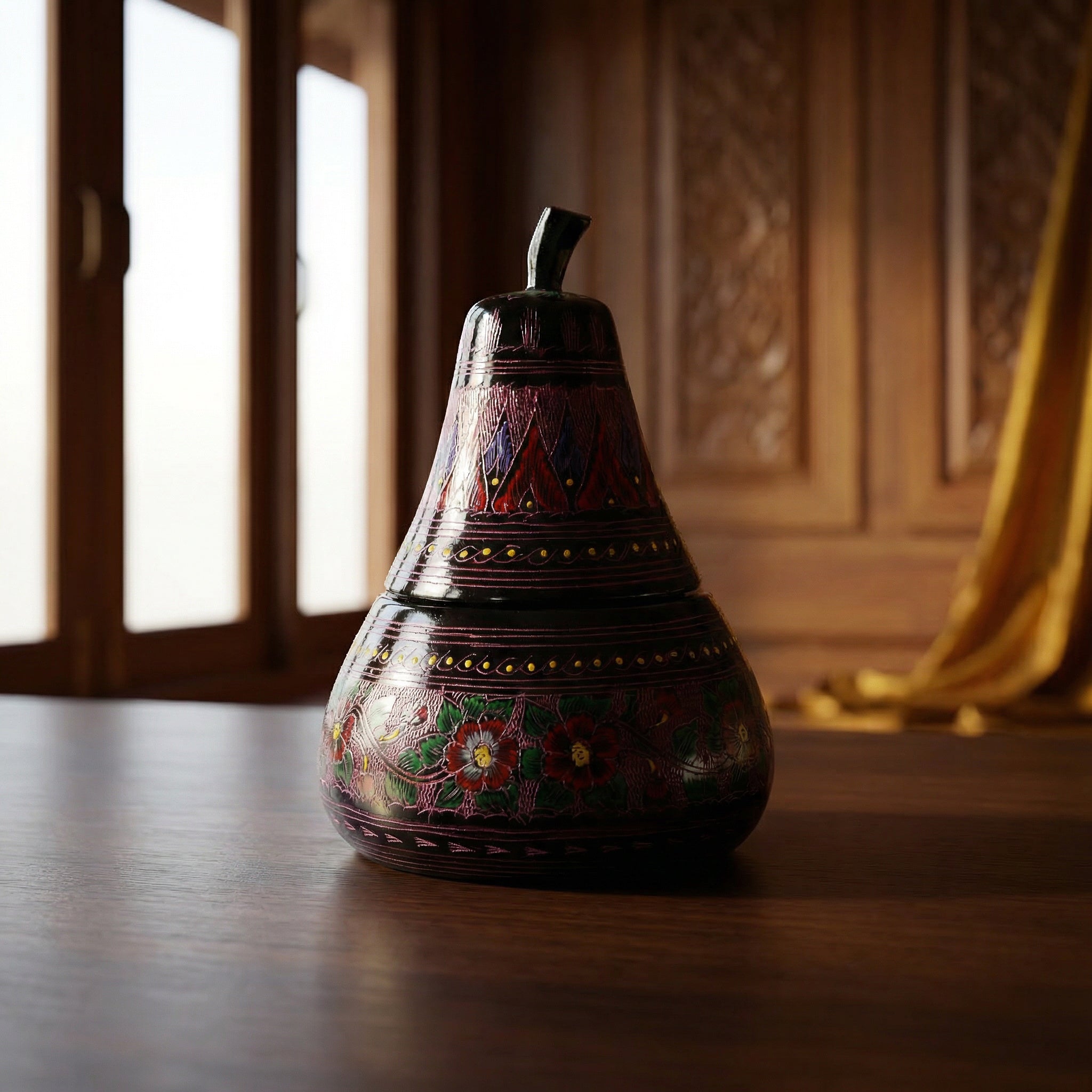 Lanna Lackwaren Birne mit roten Blüten