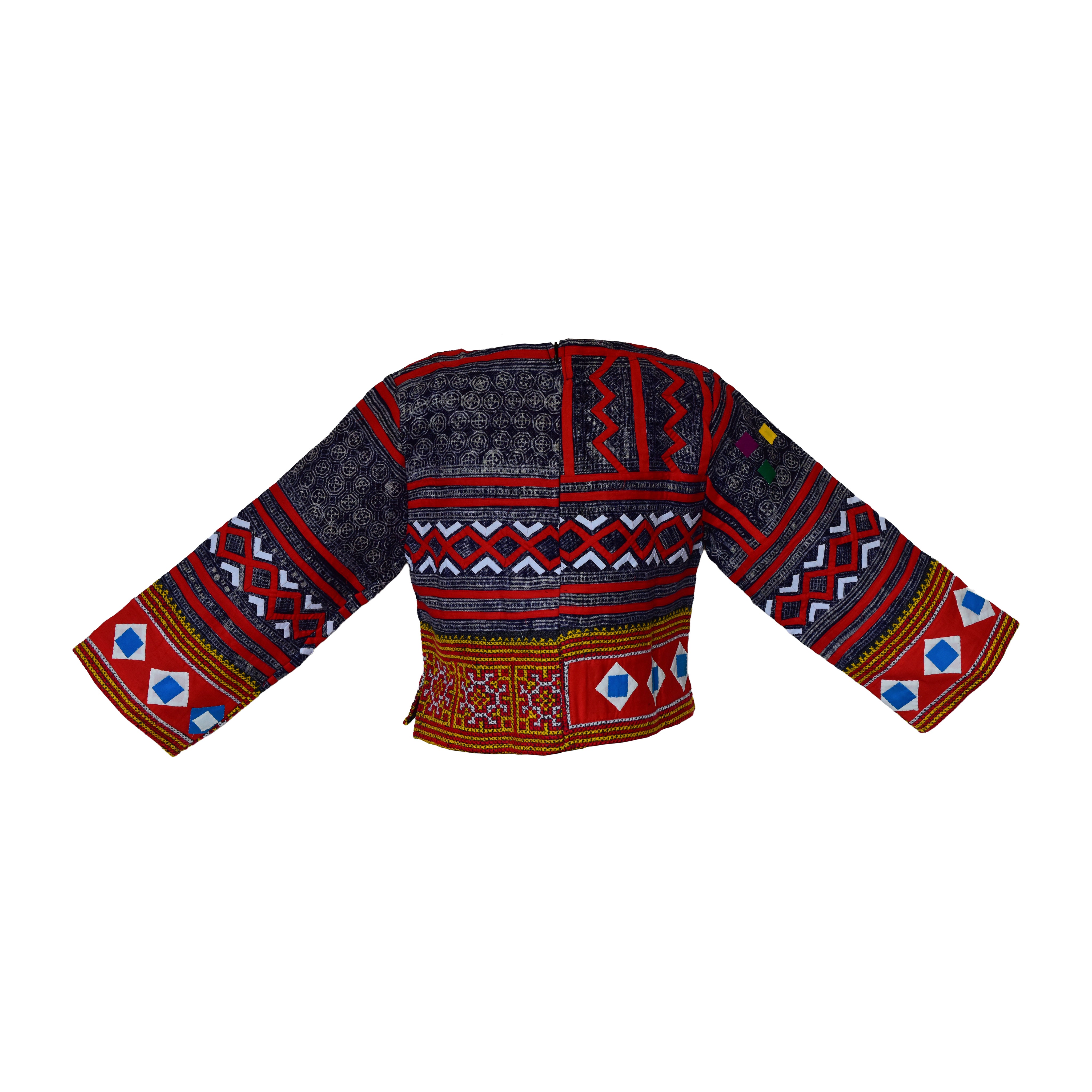 Haut en chanvre de style moderne Hmong avec motifs géométriques multicolores et poignets brodés