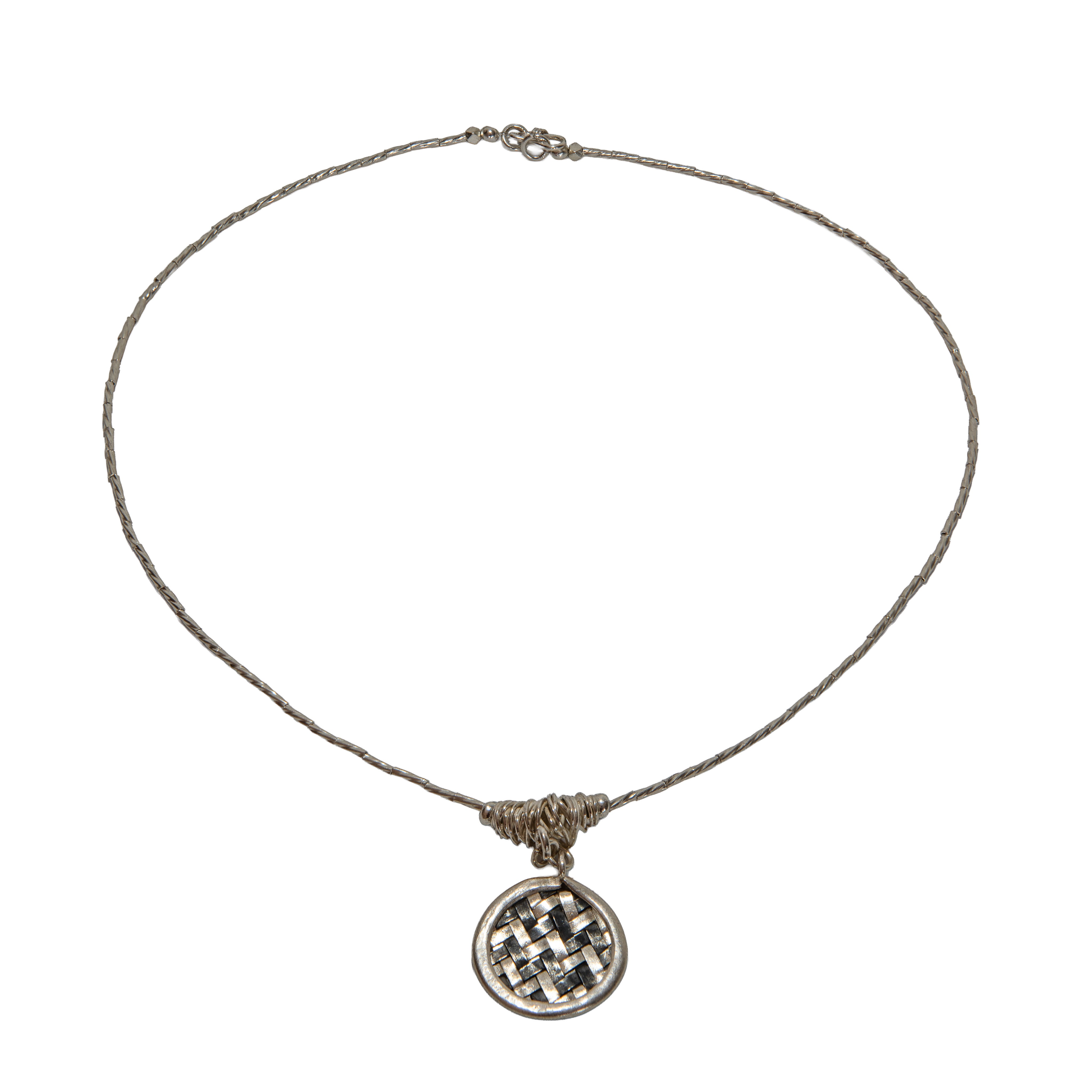 Collier en fil d'argent fin à 98 % de la tribu Karen des collines, orné d'un pendentif rond en forme de panier tressé, bijou fait main